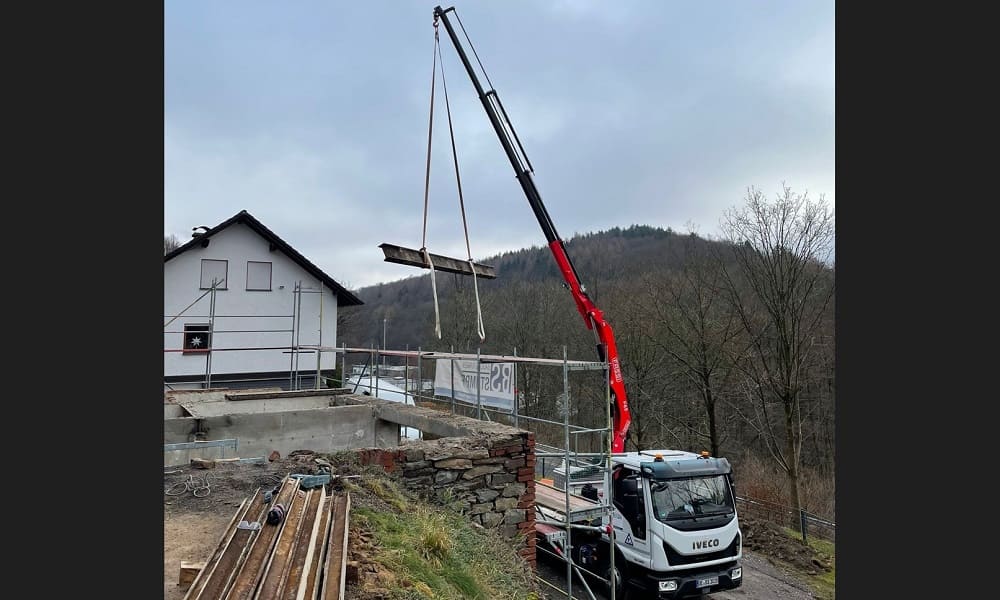 Demontage einer Stahlträgerdecke mit Lkw-Ladekran