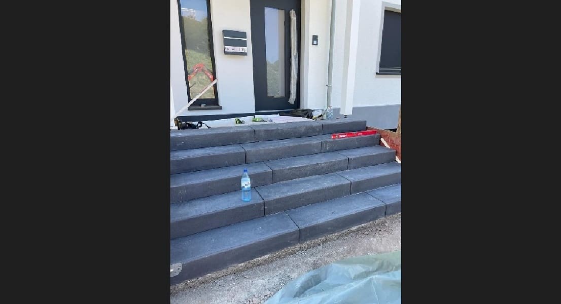 Montage einer Außentreppenanlage aus Betonfertigteilen