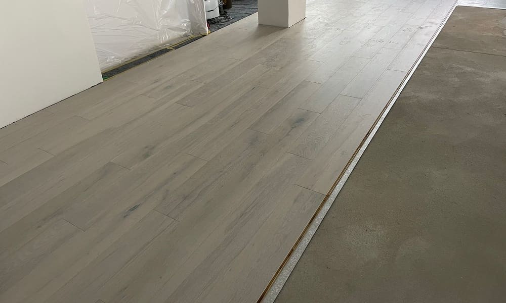 Einbau Bodenbelag aus Massivholzdielen