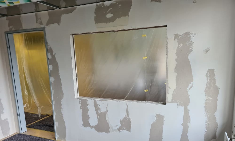 Trockenbauwand mit neuer Türzarge und Fensteröffnung
