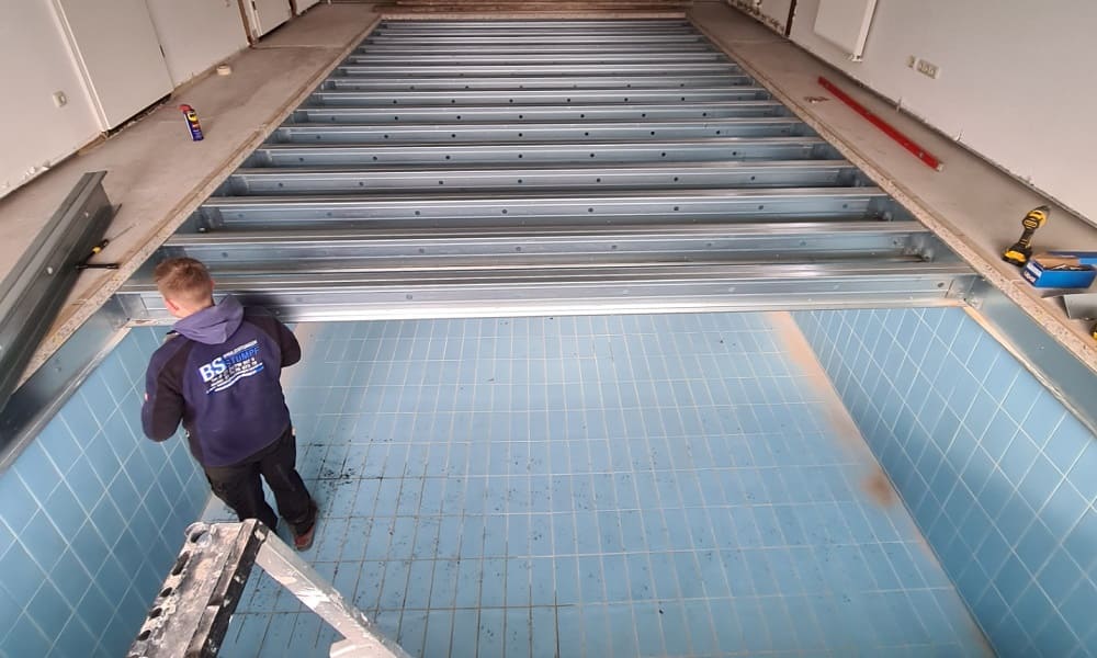 Verschliessen eines alten Schwimmbecken mit dem Knauf Cucon System