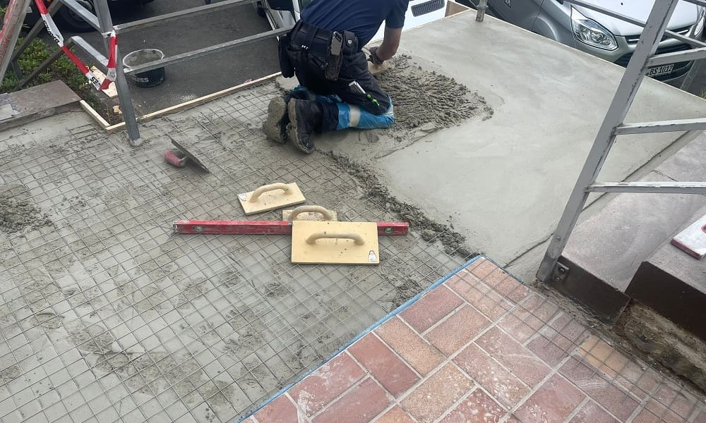 Einbau eines Schnellstrichmörtels im Zuge von Instandsetzungsarbeiten einer Außentreppenanlage