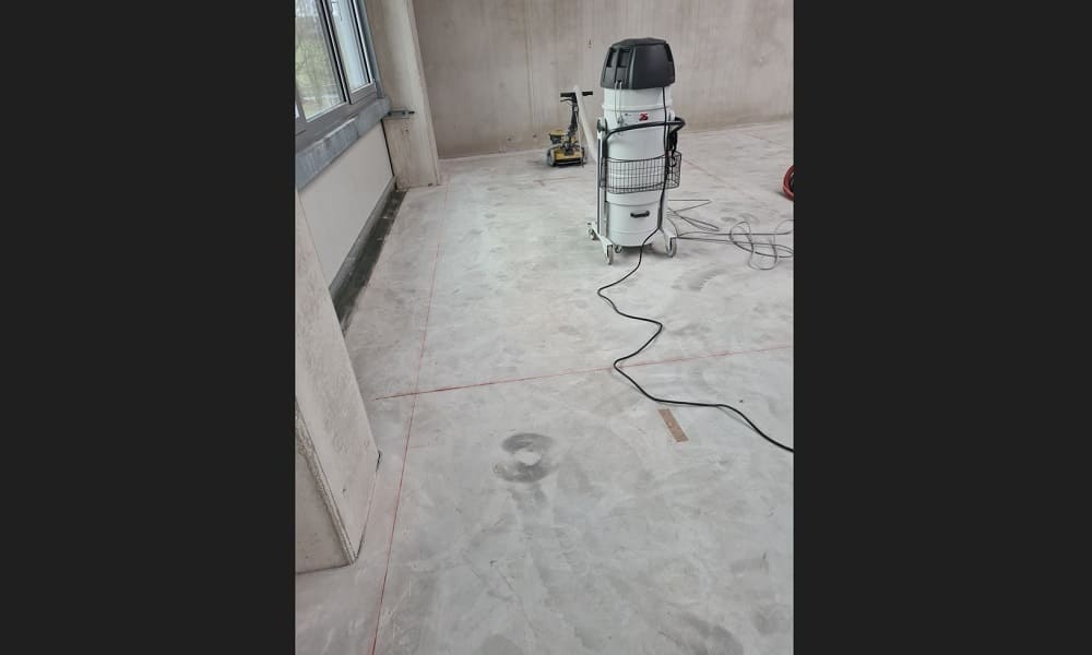 Schleifarbeiten Betonboden als Vorbereitung für Beschichtungsarbeiten