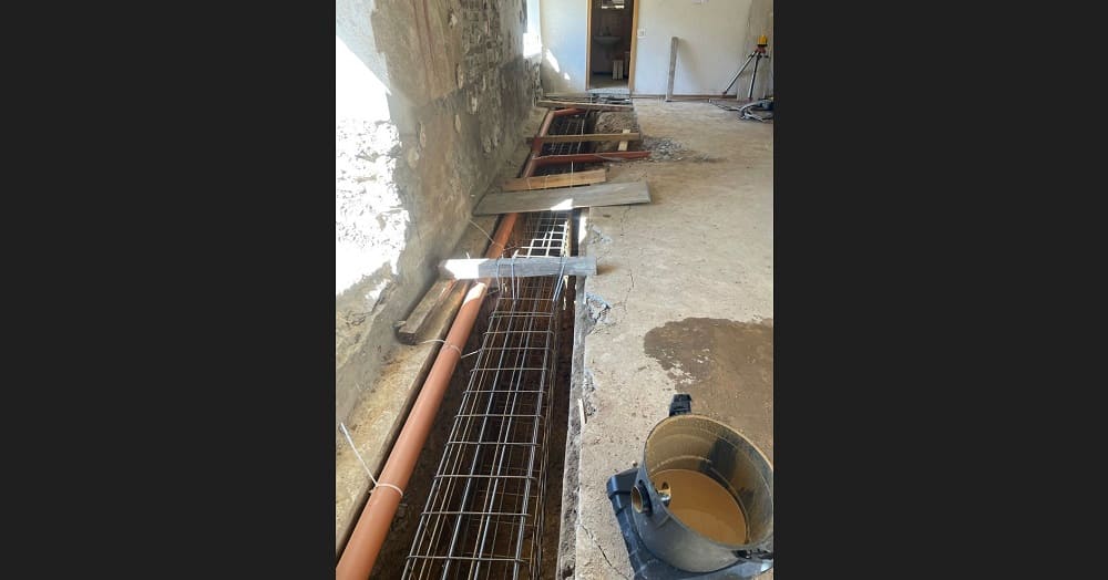 Bewehrung eines Fundaments in einem Bestandsgebäude