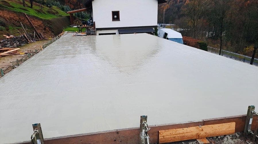 Bodenplatte frisch betoniert für ein Wohnhaus