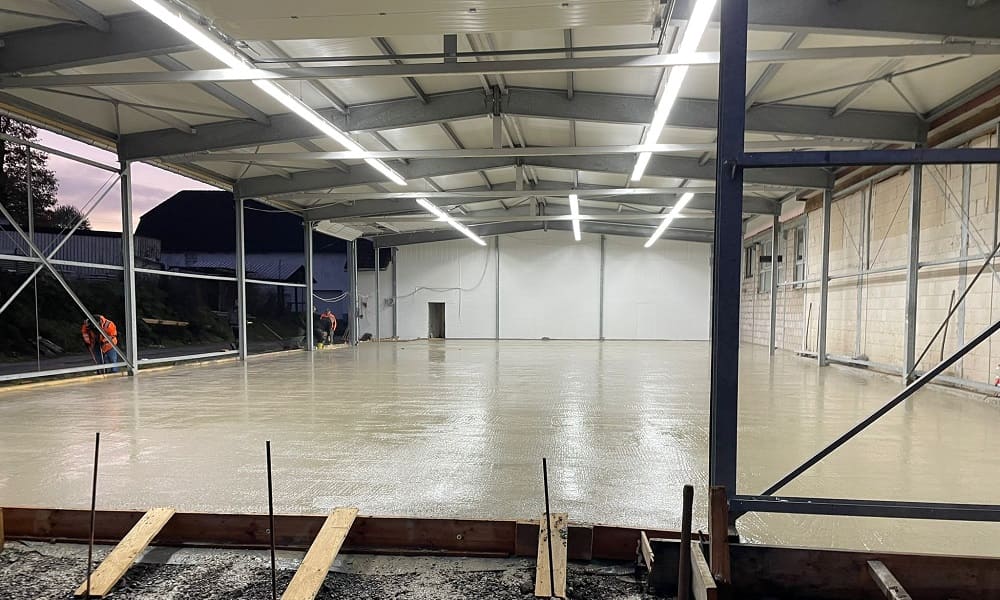 Bodenplatte frisch betoniert in einer Industriehalle