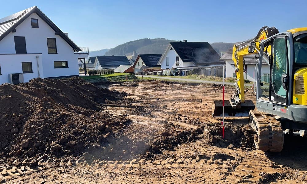 Abtrag Oberboden als Vorarbeit für Baugrubenaushub